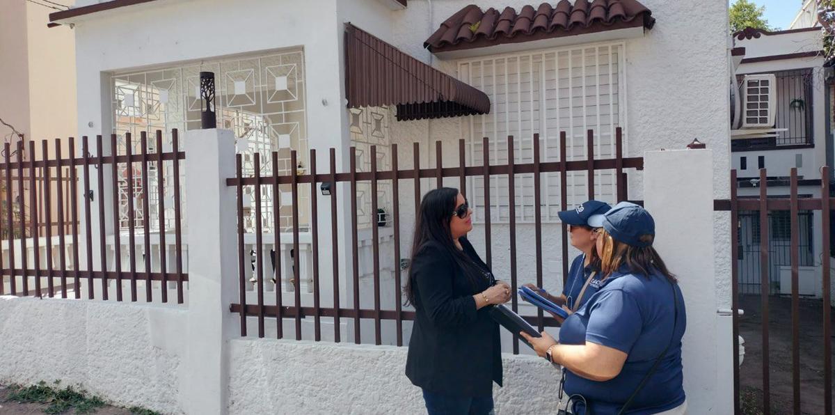 El DACO es la dependencia gubernamental que otorga la licencia a los hospedajes universitarios. En la foto, la secretaria Lisoannette González, junto a dos inspectores, durante el operativo.