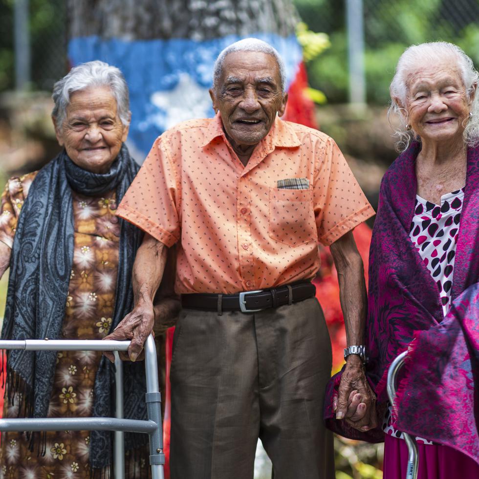 De izquierda a derecha, Antonia Torres, quien tiene 101 años, Andrés Jiménez, de  104, y Carmen Marrero Rosario, de 101.