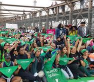 Fotografía de archivo muestra a cientos de mujeres mientras se manifiestan en el puente de Brooklyn en defensa del aborto libre, en Nueva York.