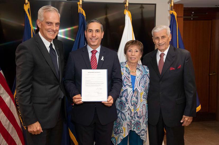 Desde la izquierda, el secretario de Asuntos del Veterano, Dennis McDonough, Jaime Areizaga y sus padres.