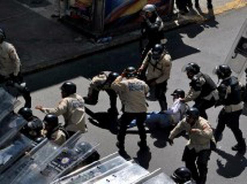 Maduro repudió la violencia y afirmó que en las acciones que se registraron hay autores materiales y también intelectuales. (AFP)