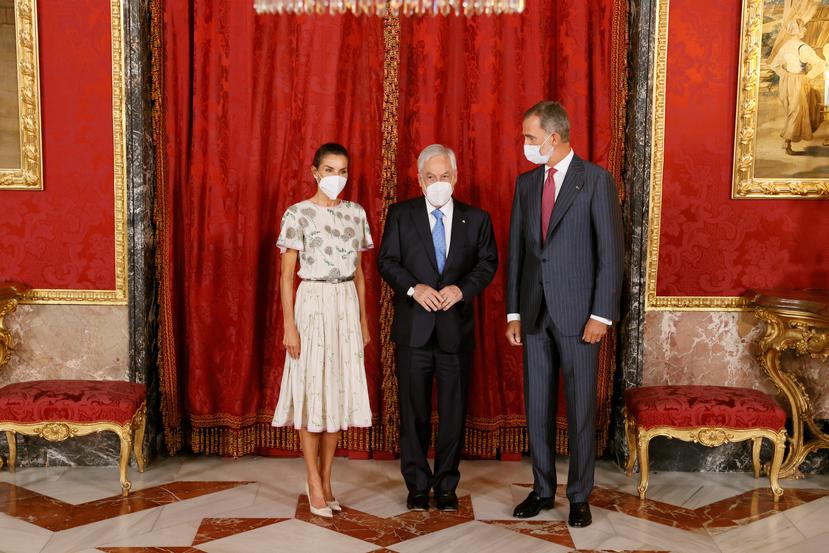 Los reyes Felipe y Letizia conversa con el presidente de la República de Chile, Sebastián Piñera. (Foto: EFE)