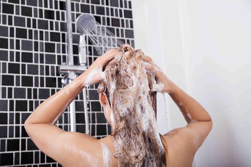 Lava tu pelo con champú o jabón y agua. No utilices acondicionador porque amarrará el material radioactivo a tu pelo, haciéndolo más difícil de remover. (Shutterstock)