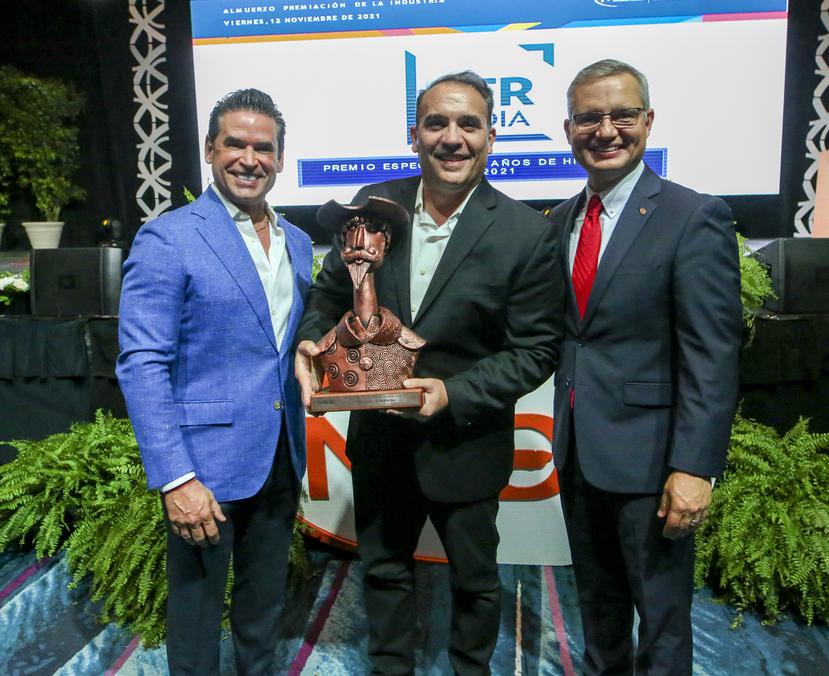 Pedro Zorrilla, CEO de GFR Media, al centro, recibe el galardón, junto al presidente de MIDA, Ferdysac Márquez (izq.) y el vicepresidente ejecutivo, Manuel Reyes.