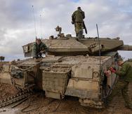 Soldados israelíes trabajan en un tanque en un puesto del ejército cerca de la frontera con Gaza.