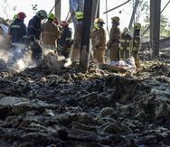 Rescatistas buscan entre escombros de un centro comercial ucraniano atacado por el ejército de Rusia.