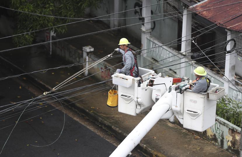 Una brigada de la Autoridad de Energía Eléctrica trabaja en la calle del Parque en Santurce luego del paso de la tormenta Isaias.