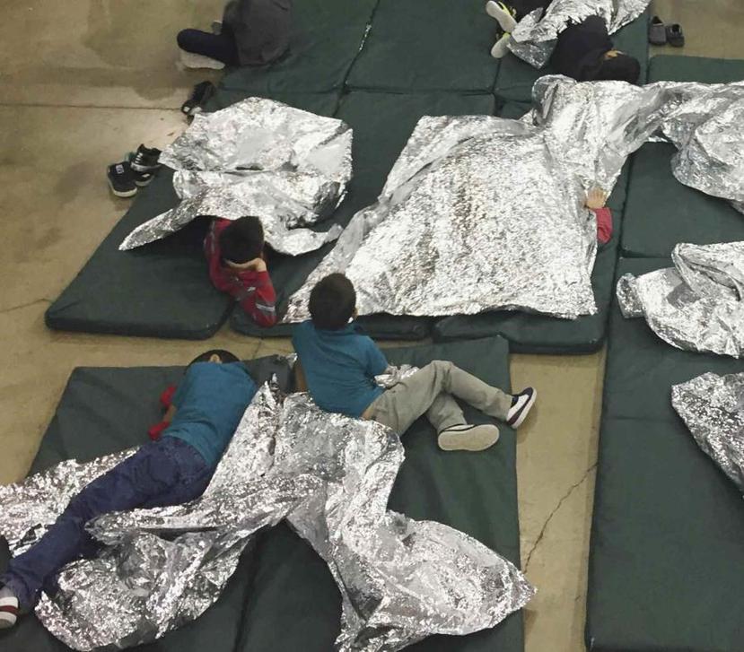 En las noticias de los últimos días han primado las imágenes de niños encerrados en jaulas en la frontera y grabaciones de audio de niños que lloran y claman por sus padres. (AP)
