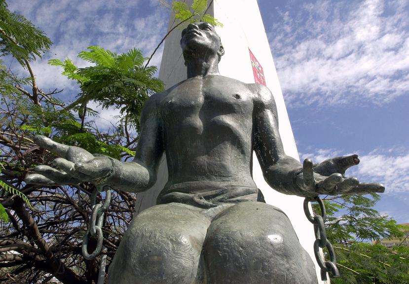 Estatua de un negro con las cadenas rotas, como símbolo de la liberación de los esclavos, en el Parque de la Abolición en Ponce.