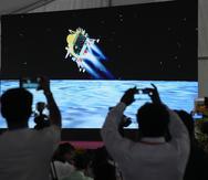 Periodistas filman la transmisión en vivo del alunizaje de la nave espacial Chandrayaan-3 en la luna en las instalaciones de la Red de Comando, Seguimiento y Telemetría de ISRO en Bengaluru, India, el miércoles 23 de agosto de 2023.