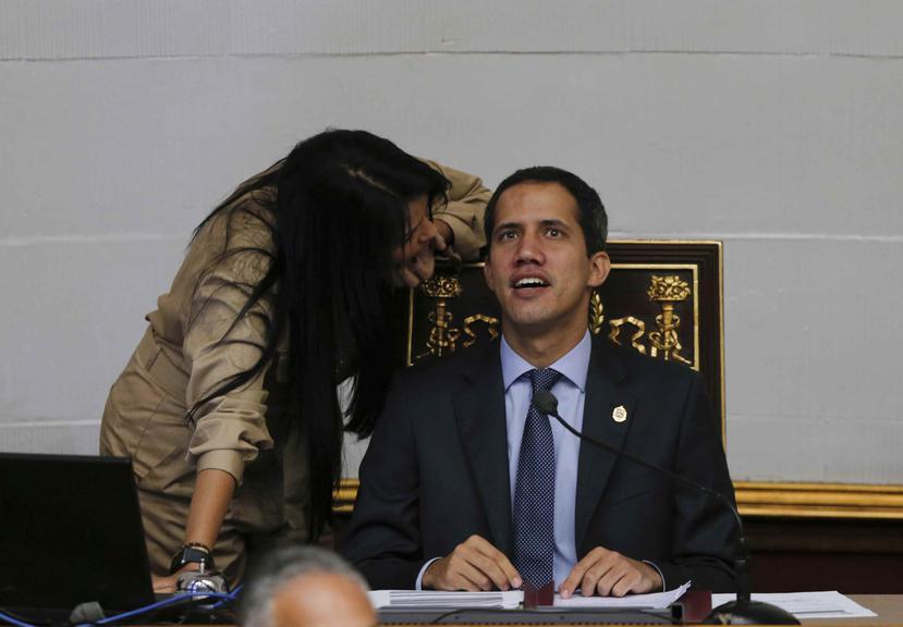 Los constituyentes aprobaron el retiro del fuero a Juan Guaidó (arriba) por solicitud del Tribunal Supremo de Justicia. (AP / Fernando Llano)