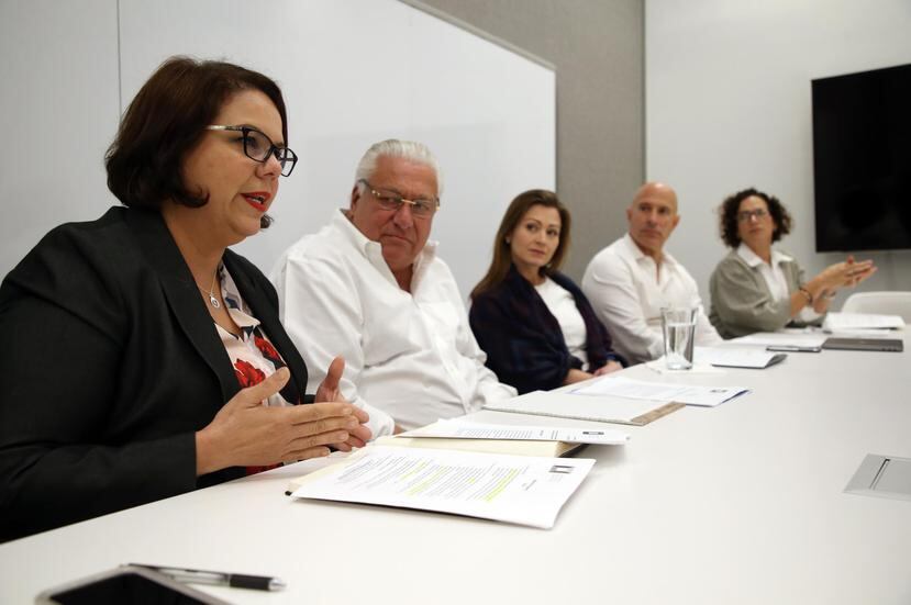 La directora ejecutiva de la Puerto Rico Education Foundation, Enid Reyes, en primer plano, junto a miembros de la junta de directores de la entidad y la secretaria de Educación, Julia Keleher.