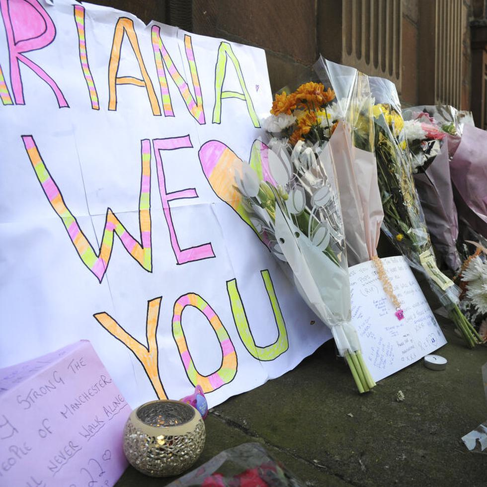 Flores en la esquina de Santa Ana, en recuerdo de las víctimas del atentado en la Manchester Arena, el 23 de mayo de 2017, tras el concierto de Ariana Grande. El ataque del 22 de mayo de 2017 dejó 22 personas muertas. (AP Foto/Rui Vieira, File)