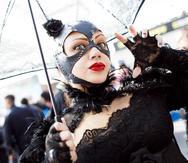 Una mujer posa disfrazada de Catwoman en el marco de la Comic-Con de Nueva York. (EFE)