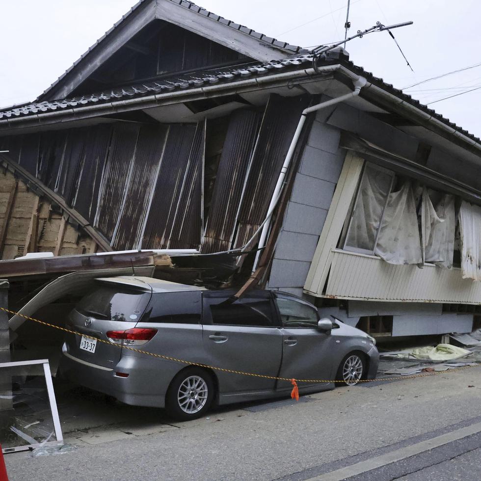 Un auto, aplastado por una vivienda que se derrumbó tras un potente sismo en la ciudad de Suzu, en la prefectura de Ishikawa, en el norte de Japón, el 5 de mayo de 2023.