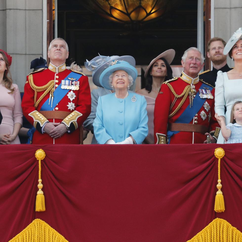 Elizabeth II comparte con su familia en “Trooping the Colour”, un evento que se lleva a cabo en Reino Unido desde 1748 con el propósito de celebrar el cumpleaños “oficial” del monarca y que suele tener lugar el segundo sábado de junio. (Archivo)