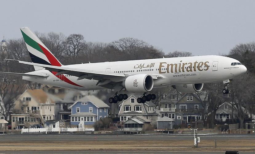 Un avión Boeing 777 de Emirates Airlines aterriza en el aeropuerto internacional de Logan, en Boston.