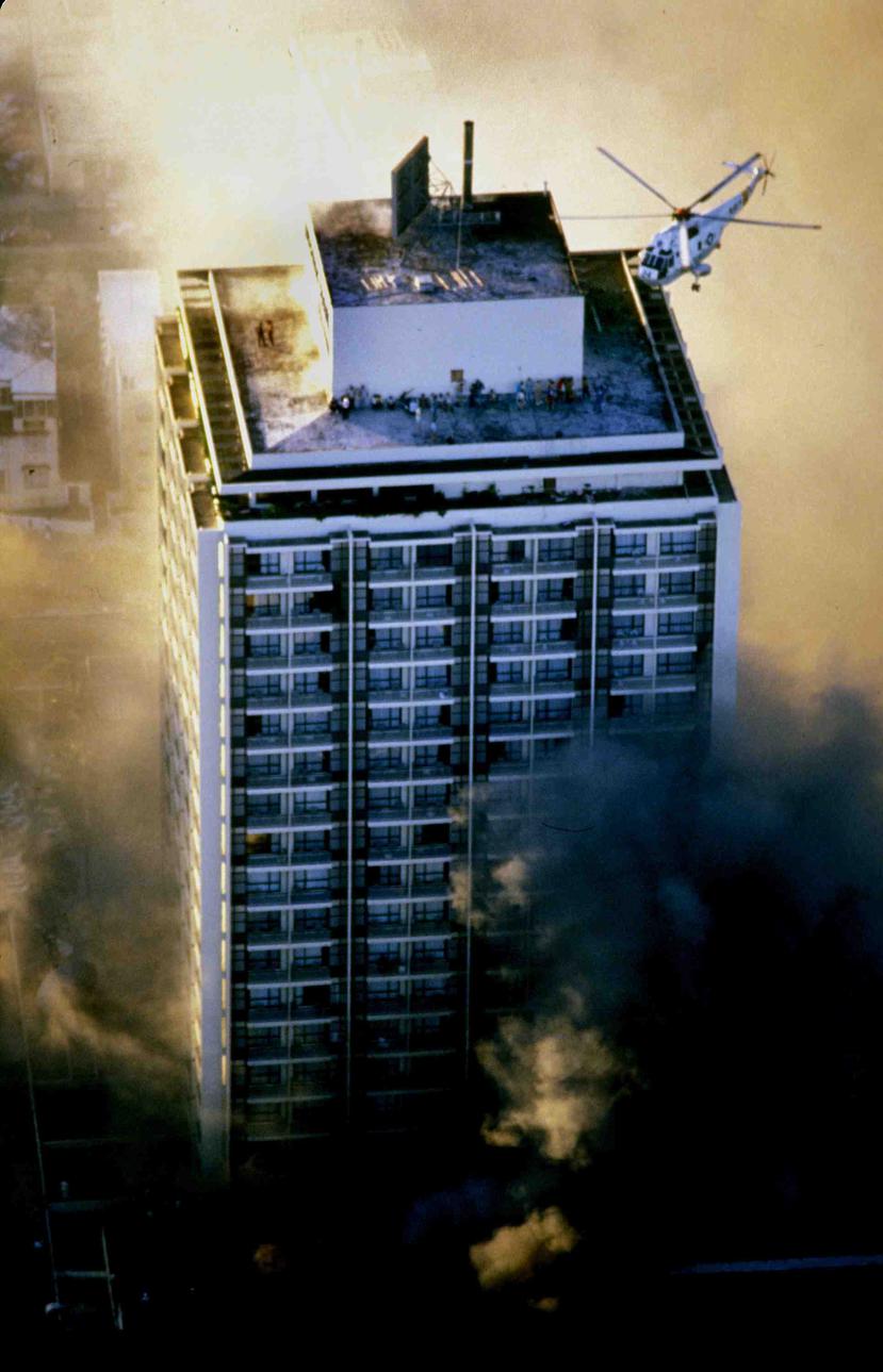 1986 | El 31 de diciembre, tres miembros de la Unión de Tronquistas ocasionaron un fuego en el Hotel Dupont Plaza que cobró la vida de 97 personas.  (José Ismael Fernández Reyes)
