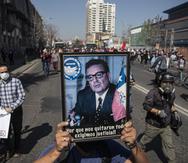 Un manifestante carga un cuadro con la foto del expresidente chileno Salvador Allende durante las protestas de la conmemoración por las víctimas del golpe de estado.
