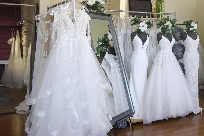 Vestidos de boda en exhibición en una tienda para novias, en East Dundee, Illinois.