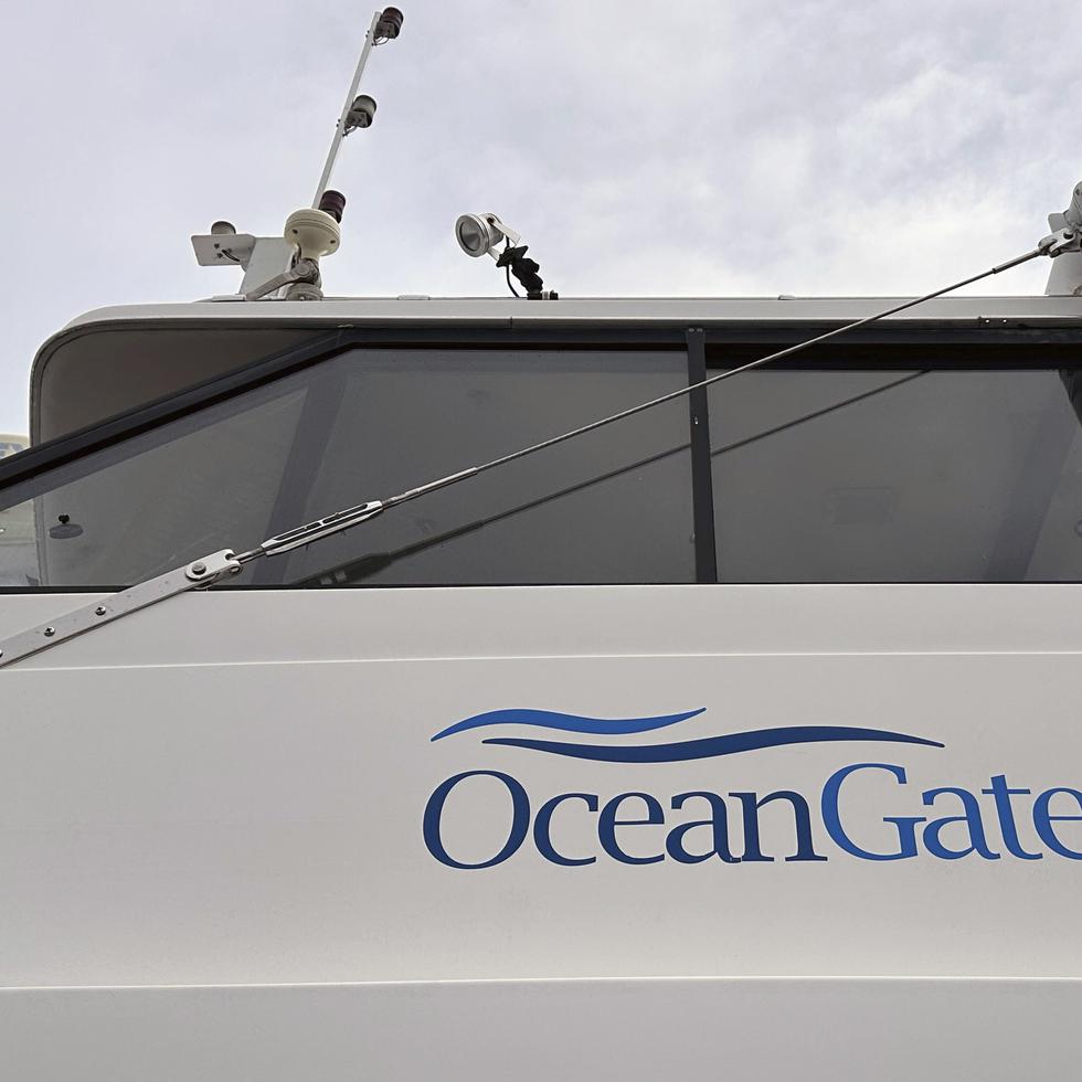 El logo de OceanGate Expeditions se ve en un barco cerca de las oficinas de la compañía en un almacén industrial marino en Everett, Washington, el martes 20 de junio de 2023.