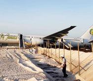 El Boeing 757-200 de la aerolínea Fly Jamaica tras su aterrizaje de emergencia en Guyana. (AP)