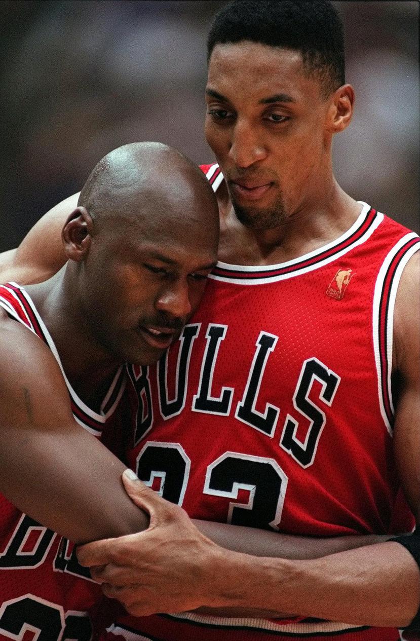 Un exhausto Michael Jordan (izq) se abraza con Scottie Pippen tras una memorable actuación en la victoria de Chicago Bulls sobre el Utah Jazz en el quinto partido de la final de la NBA el 11 de junio de 1997. (AP)