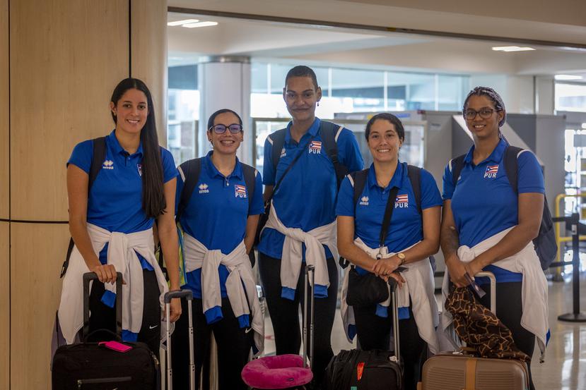 De izquierda a derecha, Neira Ortiz, Paola Rojas, Alba Hernández, Raimariely Santos y Diana Reyes antes de iniciar su viaje a Holanda.