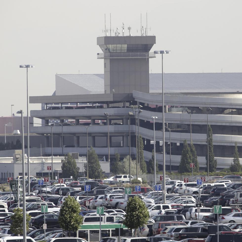 El cuerpo de un hombre sin vida fue encontrado dentro del motor de un avión comercial de pasajeros en el Aeropuerto Internacional de Salt Lake City, Utah.
