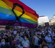 La bandera arcoíris con un listón negro ondea durante una protesta en contra del asesinato de Samuel Luiz, en la Puerta del Sol, el lunes 5 de julio de 2021, en Madrid.