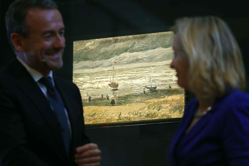 El director del Museo Van Gogh, Axel Rueger, (izquierda) junto al cuadro robado y ahora recuperado "Paisaje marítimo en Scheveningen". (AP)