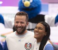 José Juan Barea y Alysbeth Félix comparten durante la actividad en la que se reconoció a los integrantes de la iniciativa "Adopta un atleta", de la fundación que lleva el nombre del exenebeísta.