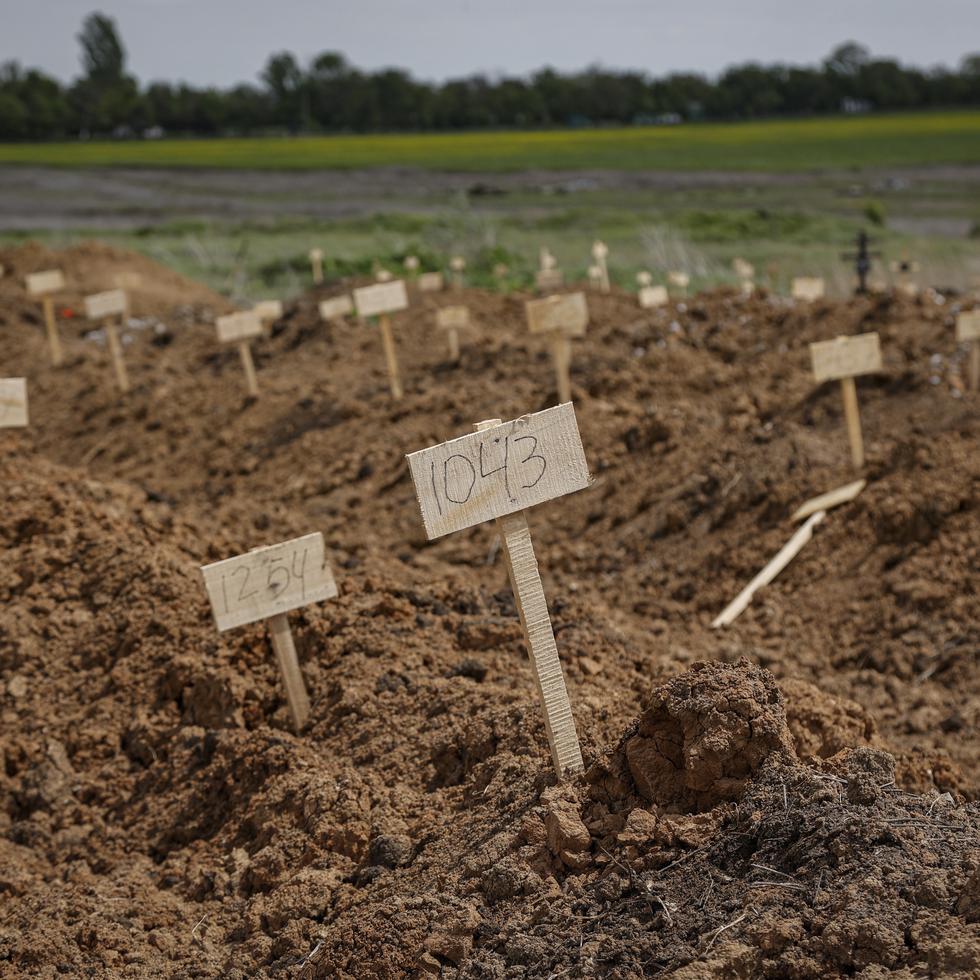 Tumbas de civiles muertos en un cementerio en la aldea de Staryi Krym, en las afueras de Mariúpol.