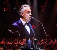 El tenor italiano Andrea Bocelli durante un concierto en el Ergo Arena de Gdansk, Polonia, en noviembre de 2022. El artista cantará en la fiesta de coronación del rey Charles III. EFE/EPA/JAN DZBAN