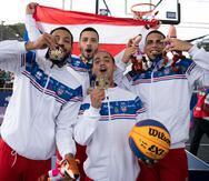 Los integrantes del equipo 3x3 de Puerto Rico celebran la medalla de oro en Cali.