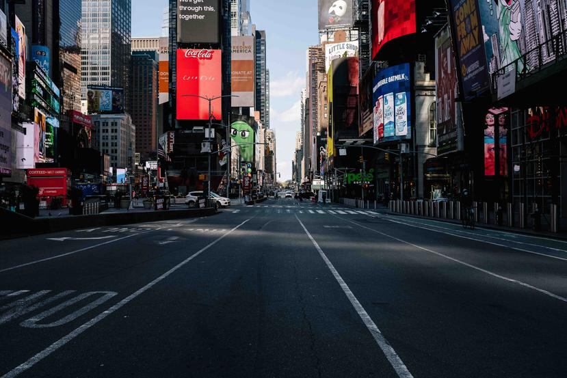 Times Square aún luce desértico debido a las medidas de confinamiento. (EFE)