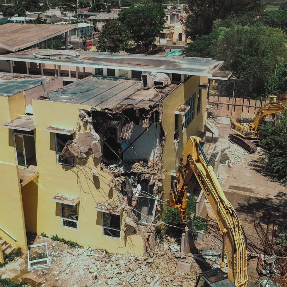 Foto de archivo sobre la demolición de la antigua alcaldía de Guánica, afectada por los terremotos.