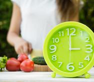 Una alimentación saludable no solo debe contemplar qué, sino también cuándo comemos. Cuando el reloj biológico no está sincronizado con el ambiente, puede verse afectada la salud.