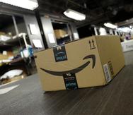 Un paquete de Amazon se mueve por las correas de distribución de UPS.