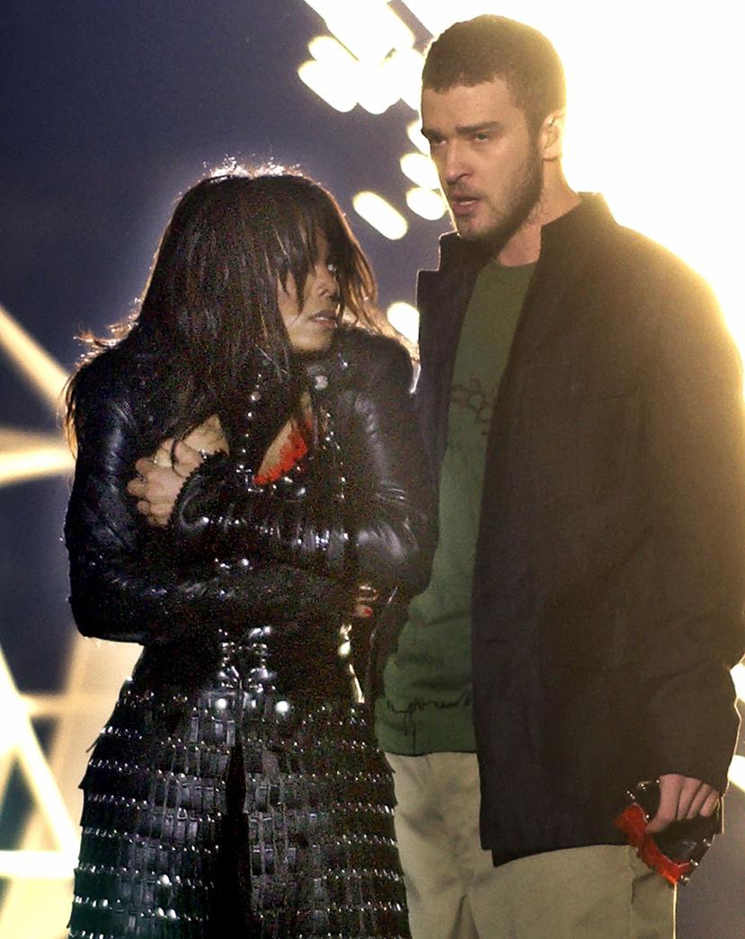 En esta foto del 1 de febrero de 2004 aparecen Janet Jackson y Justin Timberlake durante el controversial espectáculo de medio tiempo del Super Bowl en Houston. (AP)
