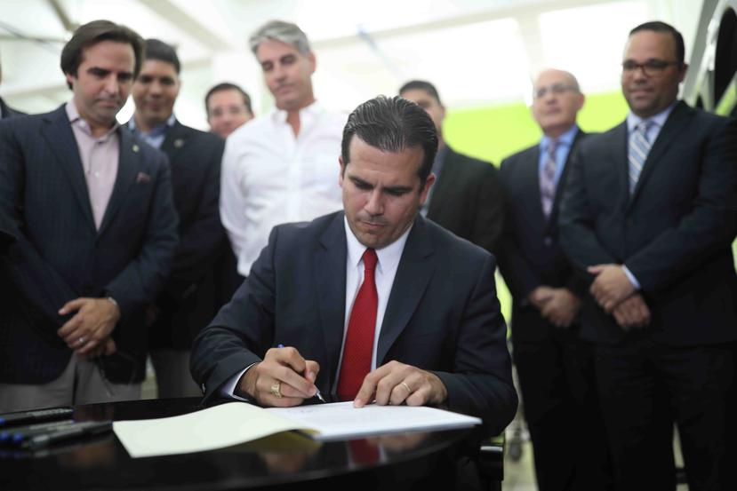 Rosselló firmó cuatro proyecto del ley radicados en el Senado. (GFR Media)