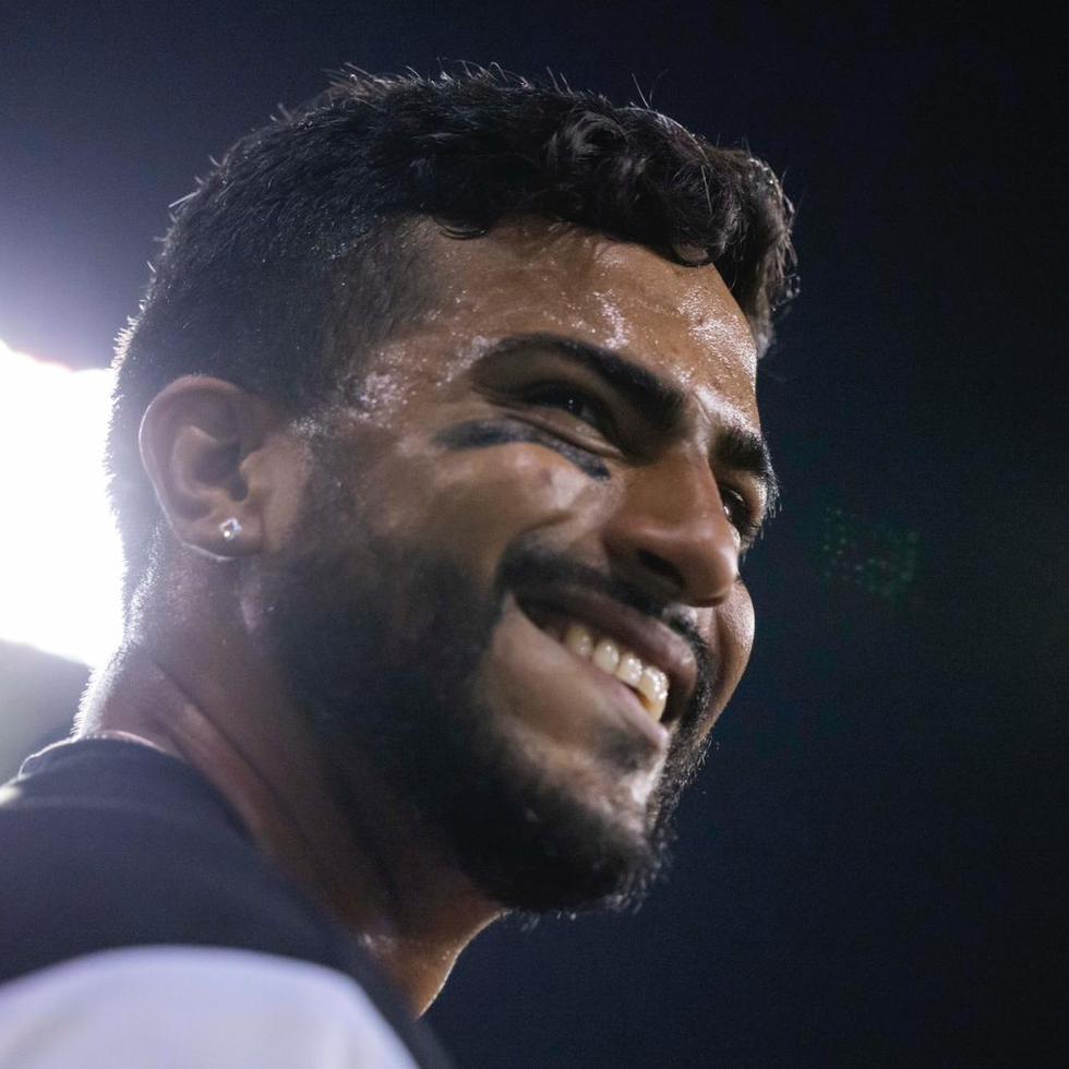 Jesmuel Valentin, de los Leones de Ponce, sonríe tras conectar un jonrón en el sexto juego ante los Gigantes.