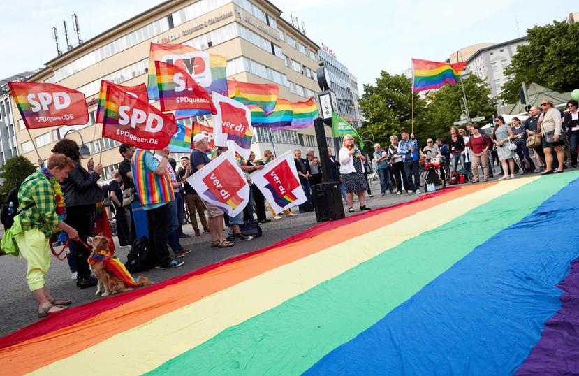 Una manifestación en favor de los derechos de los homosexuales y los transexuales en el Día Internacional contra la Homofobia y la Transfobia en Berlín, Alemania. (EFE)