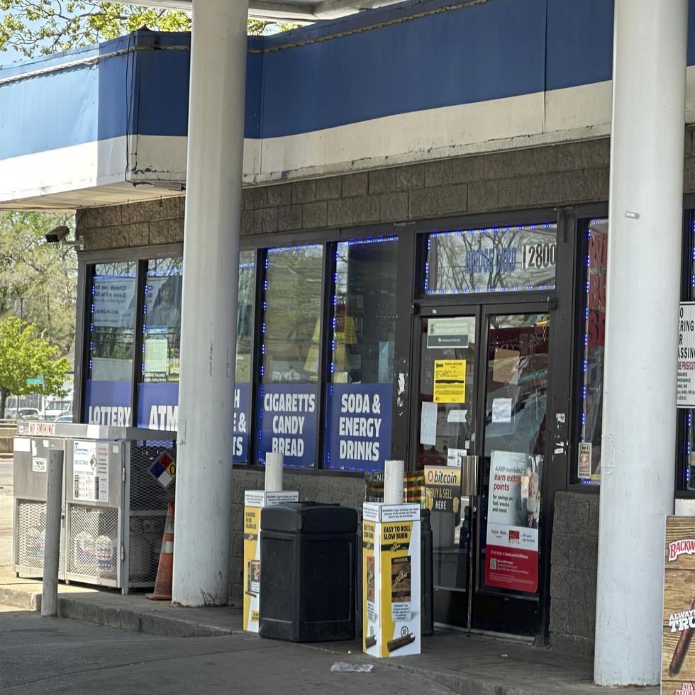 Una gasolinera permanece cerrada menos de una semana después de un tiroteo mortal en Detroit, Michigan, el miércoles 10 de mayo de 2023.