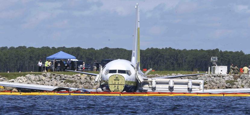 Un avión chárter que transportaba a 143 personas antes de salir de la pista y acabar en un río es fotografiado el sábado 4 de mayo de 2019 en Jacksonville, Florida. (AP/Gary McCullough)