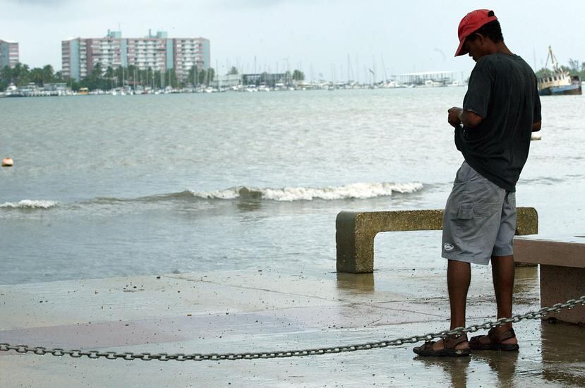 Un hombre permanece observando el horizonte pese a la leve llovizna que se registra. (Archivo / GFR Media)
