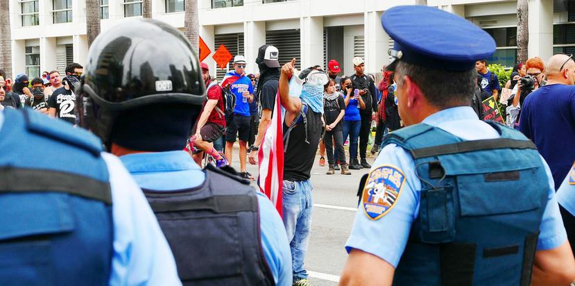 Según las autoridades, Ferdinand González Rosario fue parte de los manifestantes que hicieron actos de vandalismo contra el edificio 654 Plaza.