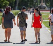 Varios jóvenes pasean por un parque de Madrid en una imagen de archivo. EFE/Emilio Naranjo
