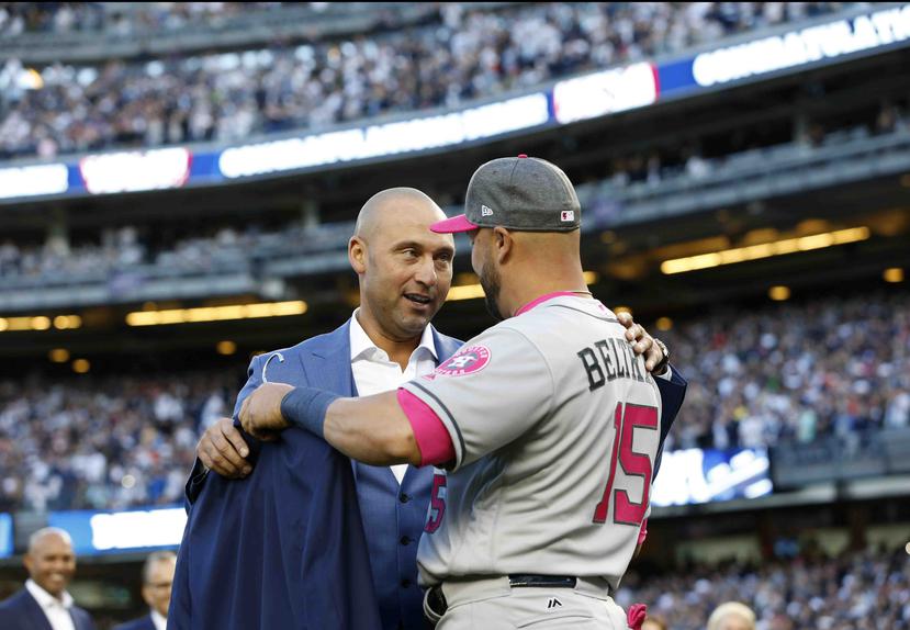 Beltrán apareció en su uniforme de los Astros de Houston y le entregó una chaqueta a Jeter. (AP)
