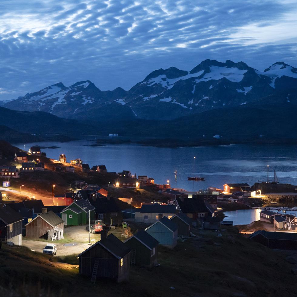 Viviendas iluminadas tras el anochecer en Tasiilaq, Groenlandia, el viernes 16 de agosto de 2019.
